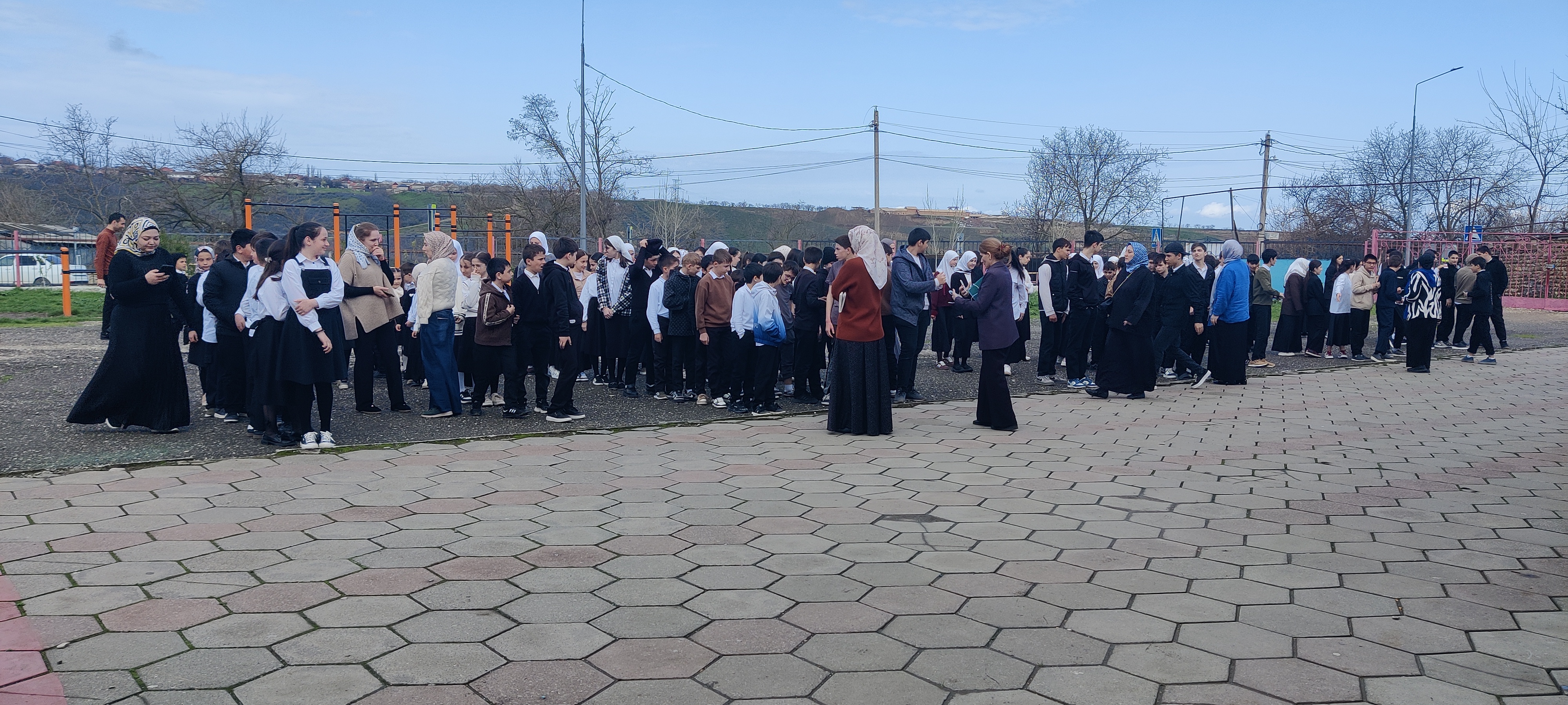 Сегодня в МКОУ «ТухчарскаяСОШ » прошла учебно-тренировочная эвакуация всех учащихся и работников школы. Главной целью проведения учебной тренировки – всесторонняя проверка готовности школы по проведению быстрой и безопасной для здоровья и жизни работников.
